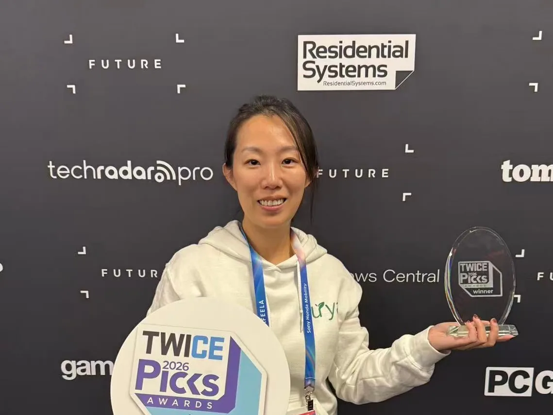 Yolanda Zhang of the LUYA marketing team holding the CES Picks 2026 winner trophy